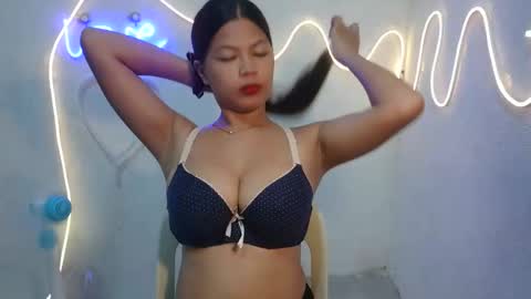 sofie_loorexx online show from April 10, 11:15 am