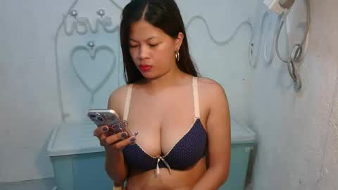 Snapshot of sofie_loorexx chatting on May 8, 12:21 pm sofie_loorexx online show from May 8, 12:21 pm