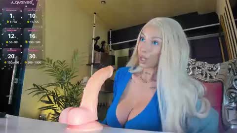 Snapshot of sofiequeen_ chatting on June 21, 4:04 am IG bar bieroyal online show from June 21, 4:04 am