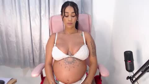 Snapshot of sofierosse_ chatting on January 6, 2:37 am Sofie Rosee online show from January 6, 2:37 am