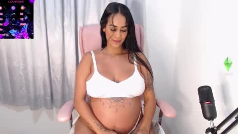 Snapshot of sofierosse_ chatting on January 19, 3:32 am Sofie Rosee online show from January 19, 3:32 am