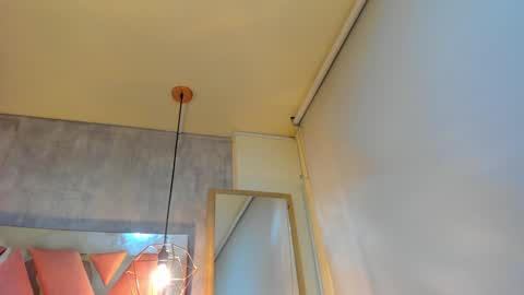 Snapshot of sofii_miller_ chatting on December 21, 1:15 am online show from December 21, 1:15 am