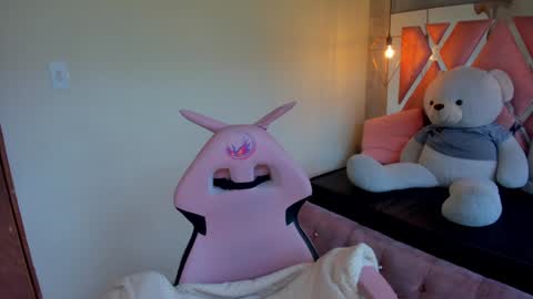 Snapshot of sofii_miller_ chatting on December 21, 7:06 pm online show from December 21, 7:06 pm