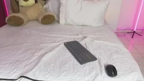 Snapshot of sofiievans_ chatting on April 27, 9:46 pm online show from April 27, 9:46 pm