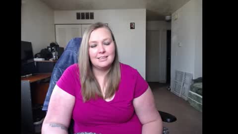 Snapshot of softerpeaches chatting on February 18, 8:36 pm Rose online show from February 18, 8:36 pm