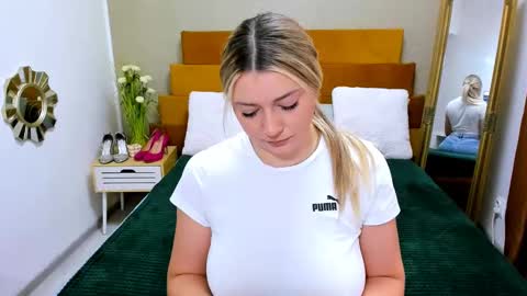 Snapshot of softpleasurex1 chatting on February 15, 7:16 am Softpleasurex online show from February 15, 7:16 am