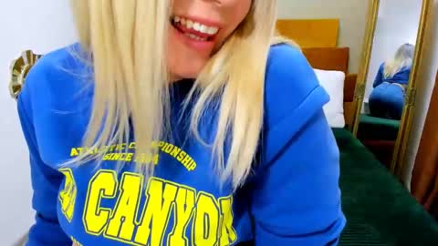 Snapshot of softpleasurex1 chatting on February 17, 10:18 am Softpleasurex online show from February 17, 10:18 am