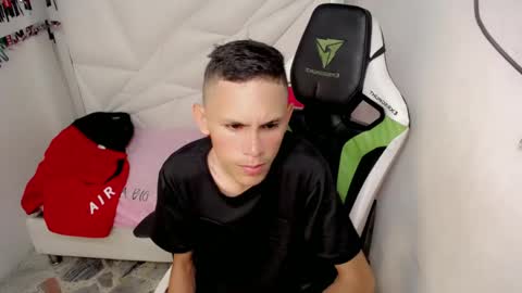 Snapshot of sombra_18 chatting on May 18, 8:14 pm ESTEBAN online show from May 18, 8:14 pm