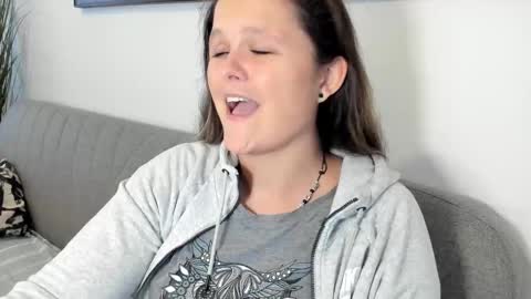 Snapshot of someonesday chatting on December 4, 2:04 pm SomeonesDay online show from December 4, 2:04 pm