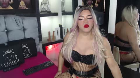 Snapshot of sophia_hott01 chatting on November 4, 12:04 pm sophia_hott01 online show from November 4, 12:04 pm