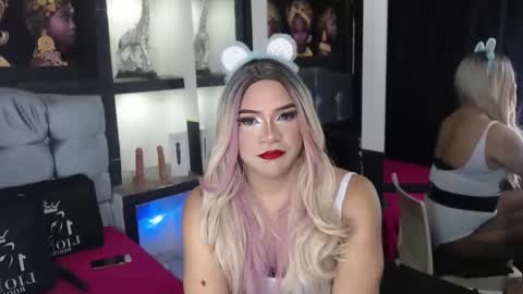 Snapshot of sophia_hott01 chatting on November 18, 11:58 am sophia_hott01 online show from November 18, 11:58 am