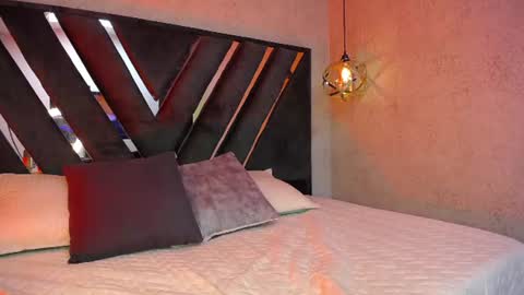 Snapshot of sophia_pinkk17 chatting on June 19, 3:05 pm sophia_pinkk17 online show from June 19, 3:05 pm
