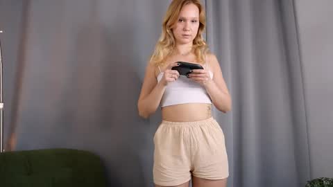 Snapshot of sophie_blossom_ chatting on April 25, 2:03 pm Sophia online show from April 25, 2:03 pm