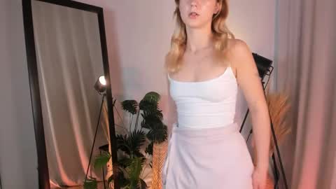 Snapshot of sophie_blossom_ chatting on May 2, 2:00 pm Sophia online show from May 2, 2:00 pm