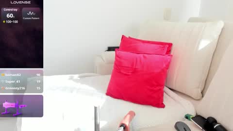 Snapshot of sophie_evanss_ chatting on March 9, 9:03 pm online show from March 9, 9:03 pm