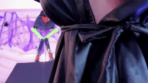 sophie_newton online show from October 28, 12:30 pm