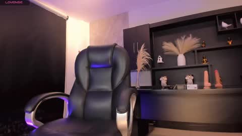 Snapshot of sophiebarnett_ chatting on February 16, 12:19 am Sophie online show from February 16, 12:19 am