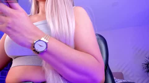 Snapshot of sophiebarnett_ chatting on November 24, 1:27 am Sophie online show from November 24, 1:27 am