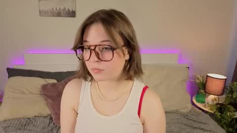 Snapshot of sophieblush chatting on June 2, 6:48 am Sophia online show from June 2, 6:48 am