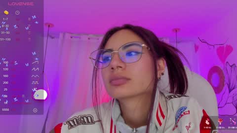 Snapshot of sophiecherry_ chatting on December 22, 10:04 pm   Sophie  IG sophiecherry es   online show from December 22, 10:04 pm