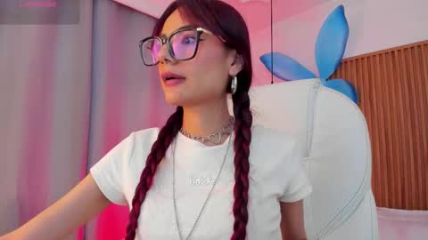 Snapshot of sophiecherry_ chatting on November 3, 10:10 pm Sophie IG sophiecherry es online show from November 3, 10:10 pm