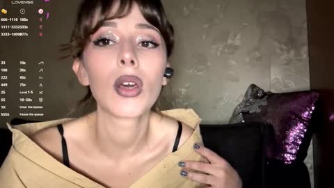 Snapshot of sophiedescoteaux chatting on October 21, 8:42 pm Mira online show from October 21, 8:42 pm
