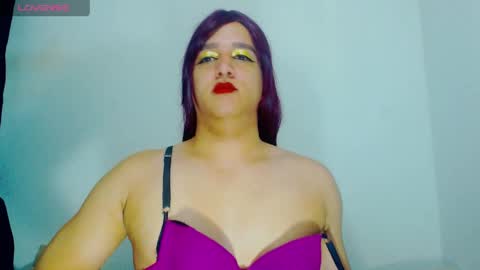 Snapshot of sophiehillsxo chatting on May 11, 7:14 am sophiehillsxo online show from May 11, 7:14 am