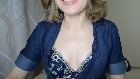 Snapshot of sophiemisss chatting on October 9, 11:19 am Sophiemisss online show from October 9, 11:19 am