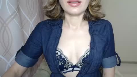 Snapshot of sophiemisss chatting on October 16, 10:16 am Sophiemisss online show from October 16, 10:16 am