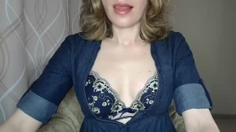 Snapshot of sophiemisss chatting on May 8, 6:30 am Sophiemisss online show from May 8, 6:30 am