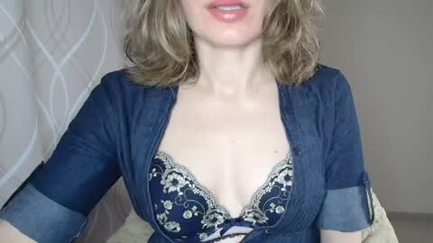 Snapshot of sophiemisss chatting on May 21, 6:20 am Sophiemisss online show from May 21, 6:20 am