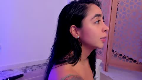 Snapshot of sophierooy chatting on December 13, 1:04 am sophierooy online show from December 13, 1:04 am