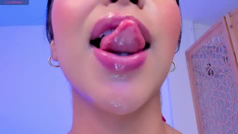 Snapshot of sophierooy chatting on December 22, 5:21 pm sophierooy online show from December 22, 5:21 pm