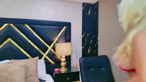 SophieWinslow online show from April 19, 12:04 pm