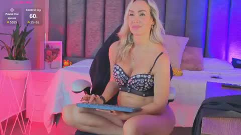Snapshot of sophimariin chatting on July 20, 10:39 am Sophi online show from July 20, 10:39 am