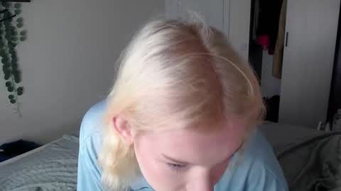 soska_albinosk online show from December 2, 11:48 am