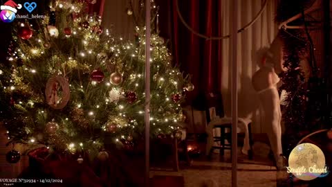 Snapshot of souffle_chaud chatting on December 15, 12:40 am . . online show from December 15, 12:40 am