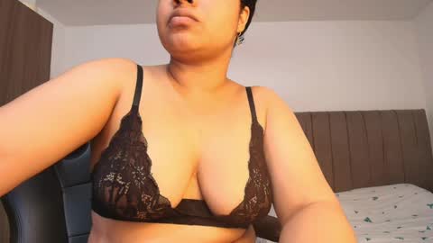 Snapshot of soynerea chatting on June 2, 1:18 am online show from June 2, 1:18 am