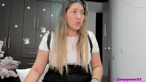 Snapshot of soyqeen chatting on December 16, 2:04 am SoyQueen online show from December 16, 2:04 am