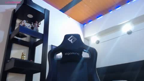 Snapshot of spartacus_cam chatting on December 12, 6:14 am     online show from December 12, 6:14 am