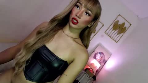 Snapshot of spicy_kinky chatting on January 25, 5:07 am Alora online show from January 25, 5:07 am