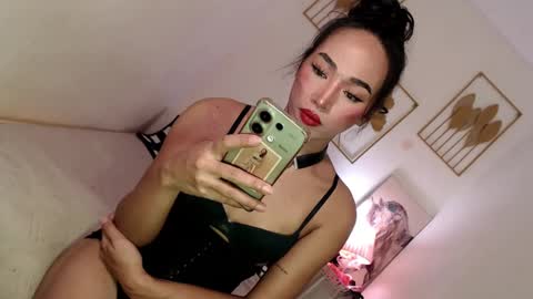 Snapshot of spicy_kinky chatting on February 15, 5:41 am Alora online show from February 15, 5:41 am