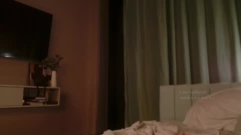 Elizabeth online show from March 19, 4:44 pm