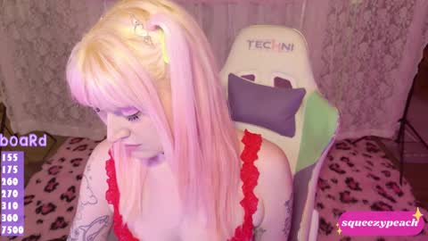 Snapshot of squeezypeach chatting on September 12, 2:44 am squeezypeach online show from September 12, 2:44 am
