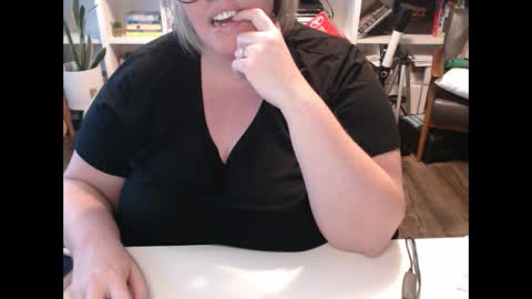 Snapshot of squirtymilfjess chatting on December 9, 5:52 pm Messi Jessi online show from December 9, 5:52 pm