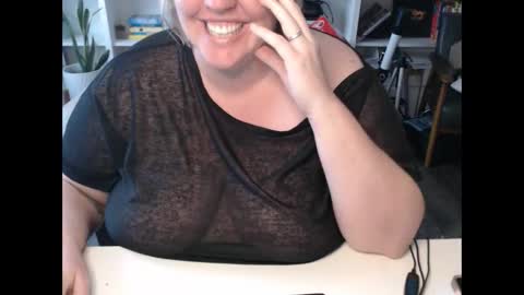 Snapshot of squirtymilfjess chatting on December 11, 3:26 pm Messi Jessi online show from December 11, 3:26 pm