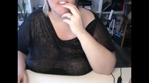 Snapshot of squirtymilfjess chatting on December 13, 2:49 pm Messi Jessi online show from December 13, 2:49 pm