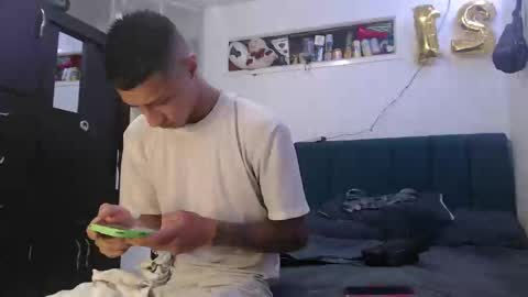 Snapshot of sr_porn01 chatting on March 3, 7:06 pm sr_porn01 online show from March 3, 7:06 pm