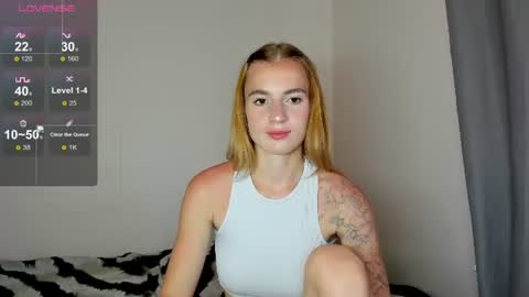 Snapshot of stacey_brow chatting on June 29, 1:34 am stacey online show from June 29, 1:34 am
