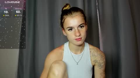 Snapshot of stacey_brow chatting on August 6, 1:51 am stacey online show from August 6, 1:51 am